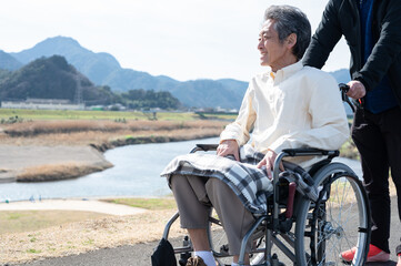 車椅子に乗る男性