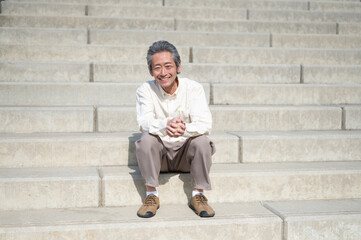 笑顔で座るシニア男性