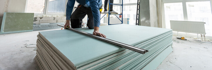 Two man help for ceiling house construction