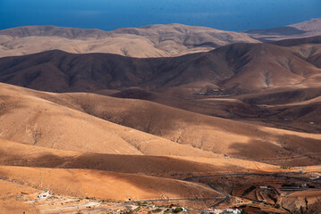 Vista panorámica de un impresionante paisaje volcánico y desértico, con grandes montañas...