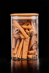 Cynamon w przeźroczystym pojemniku