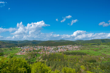 Blick von der Burgruine Drachenfels auf den Ort Busenberg und die Landschaft des Naturparks...