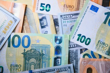 Lots of different Euro banknotes shown as a mess.