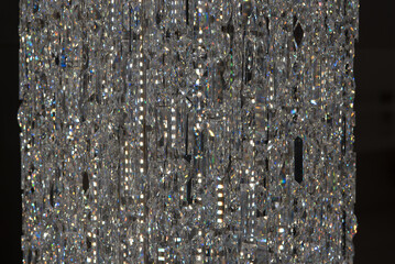 un lampadario di cristalli che riflettono la luce