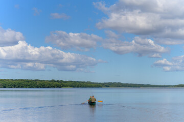 Kajak auf einem See mit blauen Himmel und Wolken