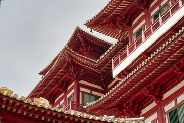 Fototapeta premium Low angle shot of a Buddha Tooth Relic Temple in Singapore
