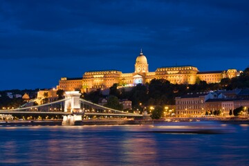 Obraz premium Budapest cityscape with Buda castle, Chain bridge, and Danube river in the evening, Hungary.
