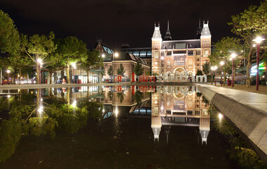 Naklejka premium Amsterdam, Netherlands - August 15 2017: The Rijksmuseum Amsterdam museum area with the words I AMSTERDAM in Amsterdam, Netherlands.