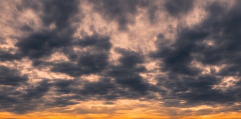 Obraz premium The Sun's Farewell: A Majestic Sunset Performance, Sky replacement - Generative AI technology