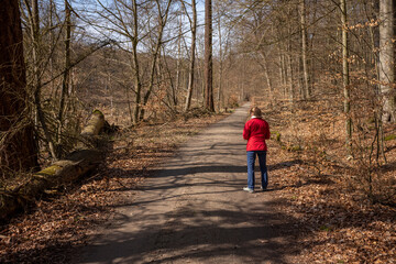 Frau Seniorin Wald Natur Aktivität Wandern