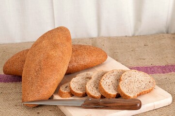 Bread made from wheat flour. Sliced ​​whole wheat bread. Baked fresh bread. Bread knife.