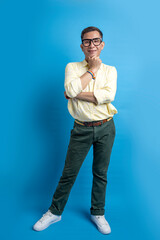 Fototapeta premium Man with eyeglasses and a shirt wearing a rainbow bracelet