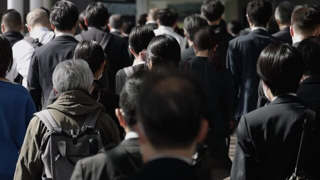 通勤するビジネスマンの後ろ姿　スローモーション撮影