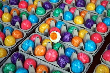 Bunt gefärbte hartgekochte Eier in Kartons zu Ostern an einem Stand auf dem Wochenmarkt in...