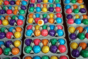 Bunt gefärbte hartgekochte Eier in Kartons zu Ostern an einem Stand auf dem Wochenmarkt in Bornheim Mitte an der Berger Straße in Frankfurt am Main in Hessen