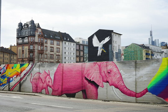 Bauzaun mit rosa Elefanten und Fassade eines Altbau mit der Friedenstaube von Justus Becker am 08.04.2023 in der Lange Stra&szlig;e in der Innenstadt von Frankfurt am Main in Hessen in Deutschland