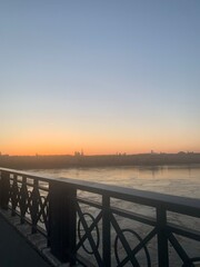 Obraz premium Bordeaux, coucher de soleil, vue du pont en pierre.