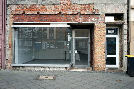 Sanierung der alten Fassade um ein leerstehendes Gesch&auml;ft mit Schaufenster Am Pr&uuml;fling im Stadtteil Bornheim in Frankfurt am Main in Hessen