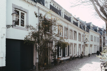 Obraz premium Weiße Häuserreihe in Maastricht, Niederlande