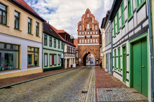 teterow, deutschland - strasse in der altstadt mit malchiner tor