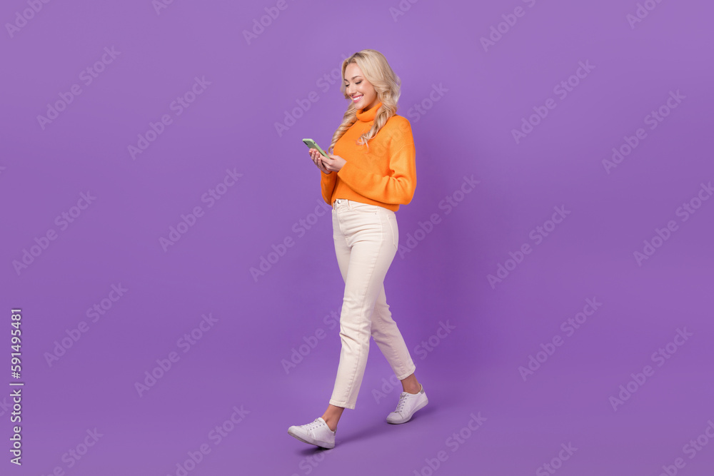 Poster Profile portrait of gorgeous lady use telephone write blog post walking isolated on purple color background