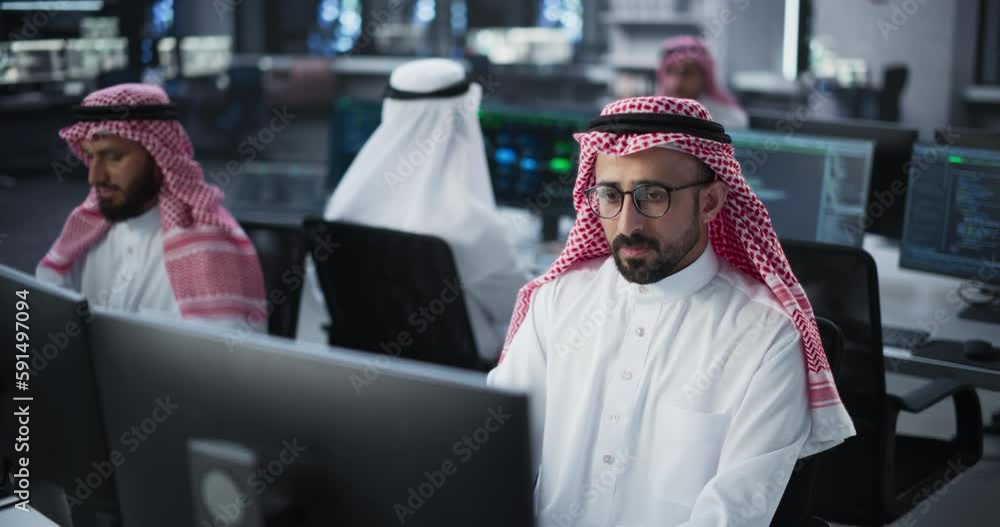 Leinwandbilder Diverse Middle Eastern Software Development Department Working on an Artificial Intelligence Tool by Optimizing Language Models. Group of Web Engineers Create an AI with Reinforced Learning Techniques