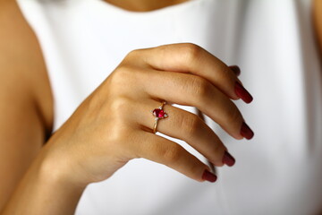 Lucky Spring Between the Finger ring