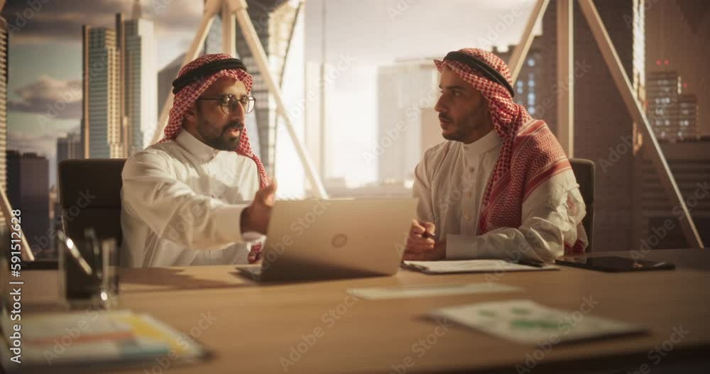 Aufkleber two young muslim financial advisers use laptop computer to discuss a stock market strategy in a mode