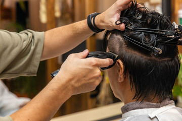 hairdresser cutting hair 美容院で髪を切っている男性