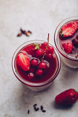 panna cotta crème végétale fraise coulis de fruits rouges groseilles