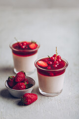 panna cotta crème végétale fraise coulis de fruits rouges groseilles