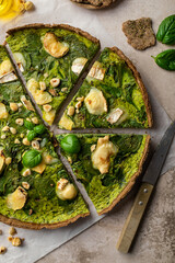 tarte salée quiche fait maison aux épinards, fromage de chèvre, basilic et noisettes