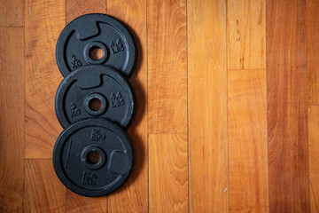 pesi per palestra sul pavimento 
