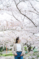 桜の花と女性