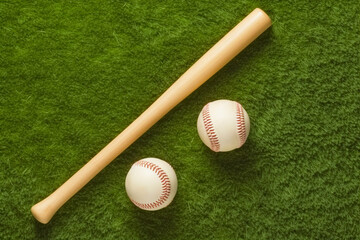 Obraz na płótnie Canvas Equipamiento de beisbol, pelotas y bate de beisbol sobre la hierba. Generative ai.