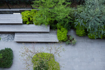 俯瞰で見た公園のベンチと緑の植物の風景