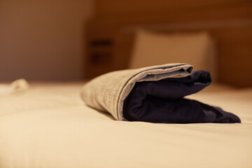 ホテルの客室のベッドに置かれた浴衣の様子