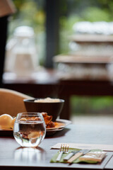 ホテルのバイキング朝食の飲み物コーナーの風景と美味しい朝食の様子