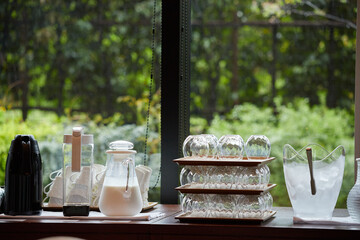 ホテルのバイキング朝食の飲み物コーナーの風景