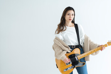 Fototapeta premium ギターを弾く女性