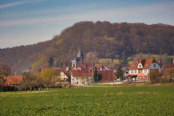 Blick auf den Ort Rothenstein im Saale Tal bei Jena, Rothenstein, Thüringen, Deutschland	