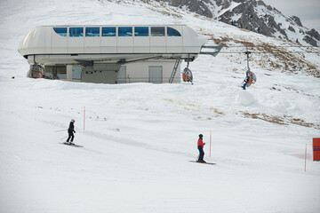 Wyciąg narciarski, gondola, kanapa, krzesełko, lodowiec, zima, ferie na nartach. Narciarze i...
