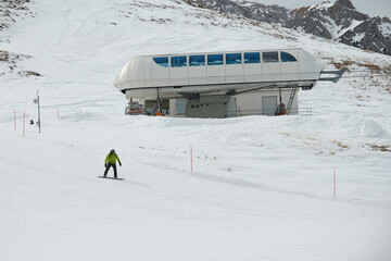 Wyciąg narciarski, gondola, kanapa, krzesełko, lodowiec, zima, ferie na nartach. Narciarze i...