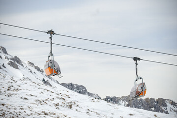 Wyciąg narciarski, gondola, kanapa, krzesełko, lodowiec, zima, ferie na nartach. Narciarze i snowboardziści wjeżdżają na stok - obrazy, fototapety, plakaty