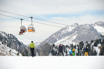 Wyciąg narciarski, gondola, kanapa, krzesełko, lodowiec, zima, ferie na nartach. Narciarze i snowboardziści wjeżdżają na stok