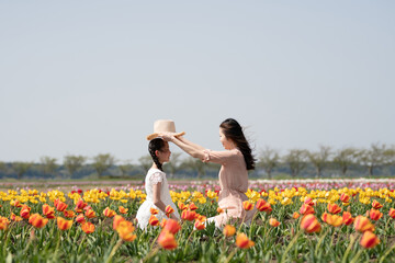 花畑で遊ぶ母と娘