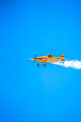 Fototapeta na wymiar Avioneta amarilla PZL M-18 Dromader volando.
