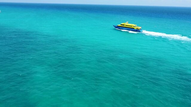 ferri navegando en mar abierto azul turquesa