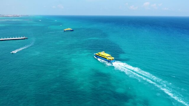 ferris navegando en la costa mar caribe plano abierto