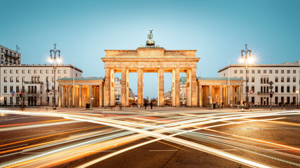 the famous brandenburg gate of berlin at night - obrazy, fototapety, plakaty